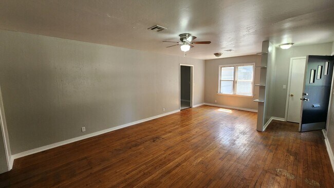 Building Photo - 3 bedroom 1 bath house with garage and cen...