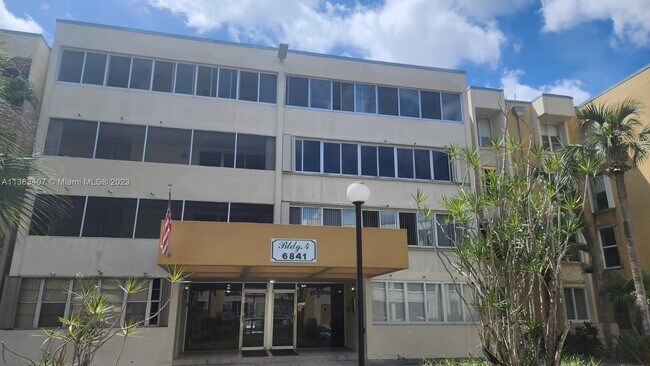 Foto del edificio - 6841 SW 147th Ave