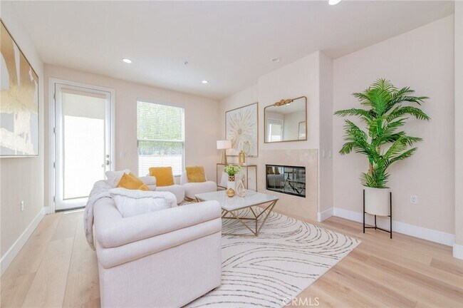 Foto del edificio - 28220 Highridge Rd