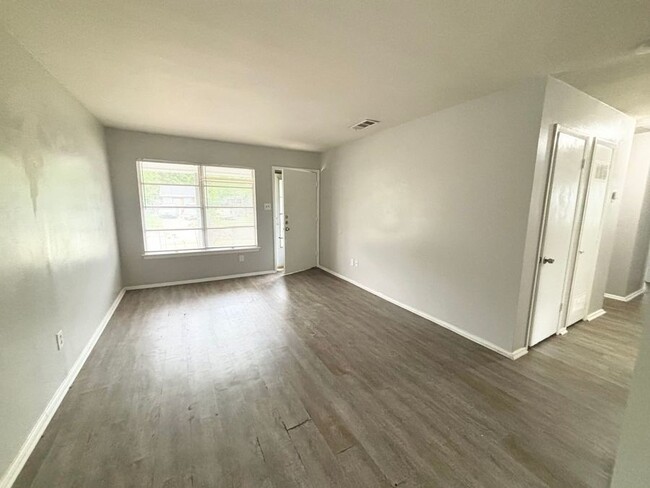 Building Photo - 413 Freestone Dr