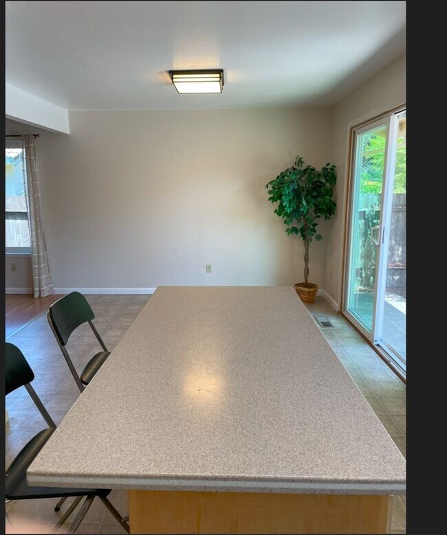 Foto del edificio - ~Spacious 5 Bed/2 Bath Home in D Section~ Available Now!