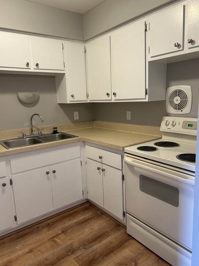 Building Photo - 1830 Axtell Dr