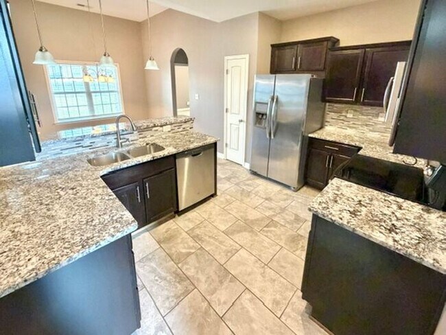 Foto del edificio - Now Leasing A 5 Bedroom 3 Bath Home In Olive Branch