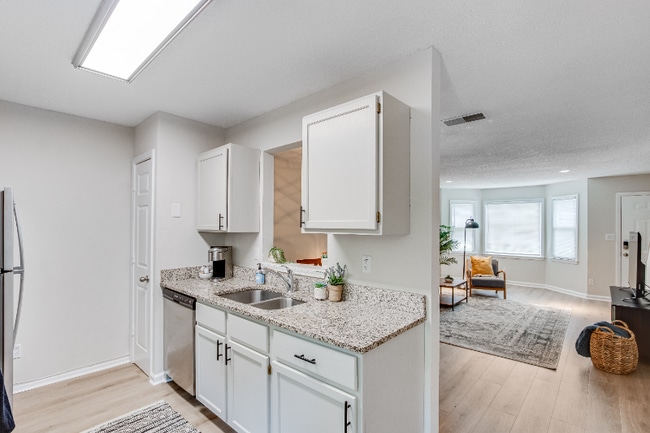 Foto del edificio - 125 Dennis Dr