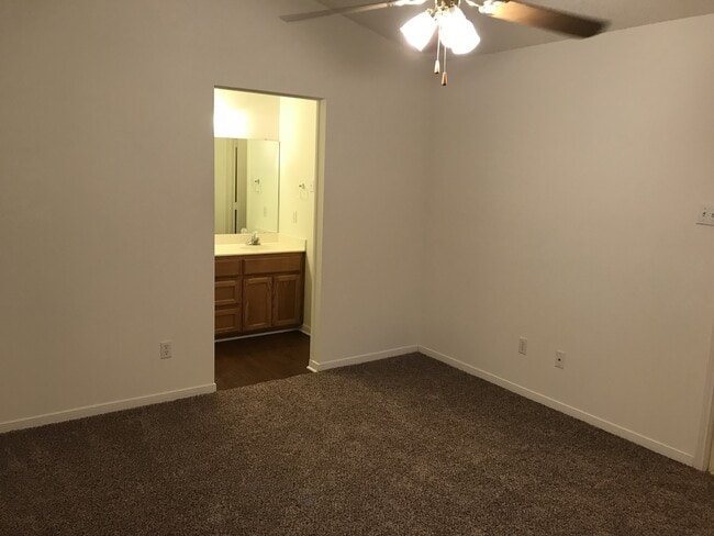 Building Photo - 1000 Parkview Cir