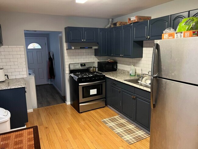 Building Photo - 37 Pineview Ave
