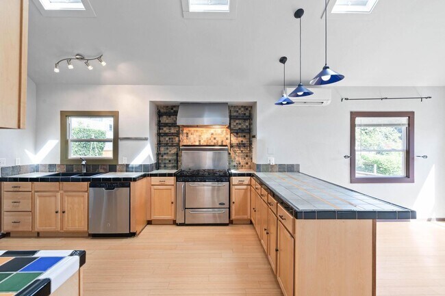 Foto del edificio - Unique, spacious 4-bdrm/3-bath Craftsman w/ lots of character. Bonus room w/ bar, near Alberta Di...