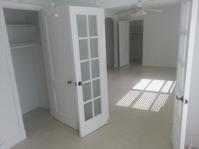 Foto del edificio - 43 Sidonia Ave