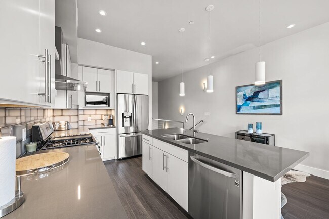 Foto del edificio - Fully Furnished Modern Downtown Townhome – Utilities Included – Walk to River & Midtown