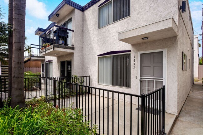 Foto del edificio - IMMACULATE Townhouse ! 4 blocks to the OCE...