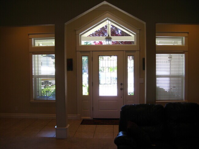 Foto del edificio - 2500 Sq Ft in Great Neighborhood Near Schools and Bidwell Park!