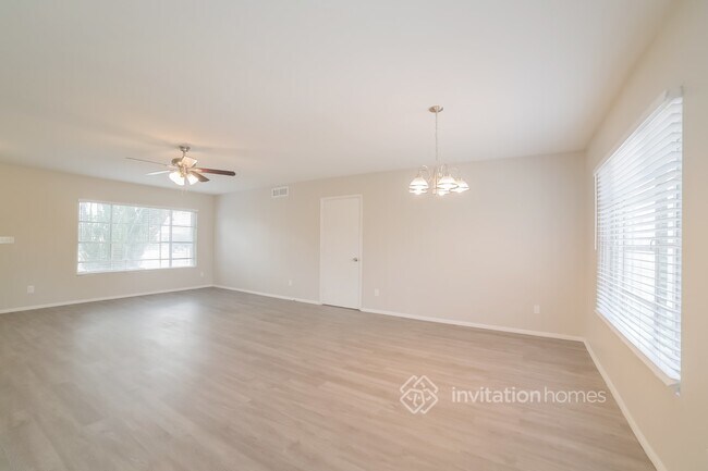 Building Photo - 4823 S Roberts Rd