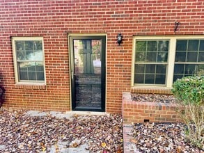 Building Photo - 2001 Hicks Rd