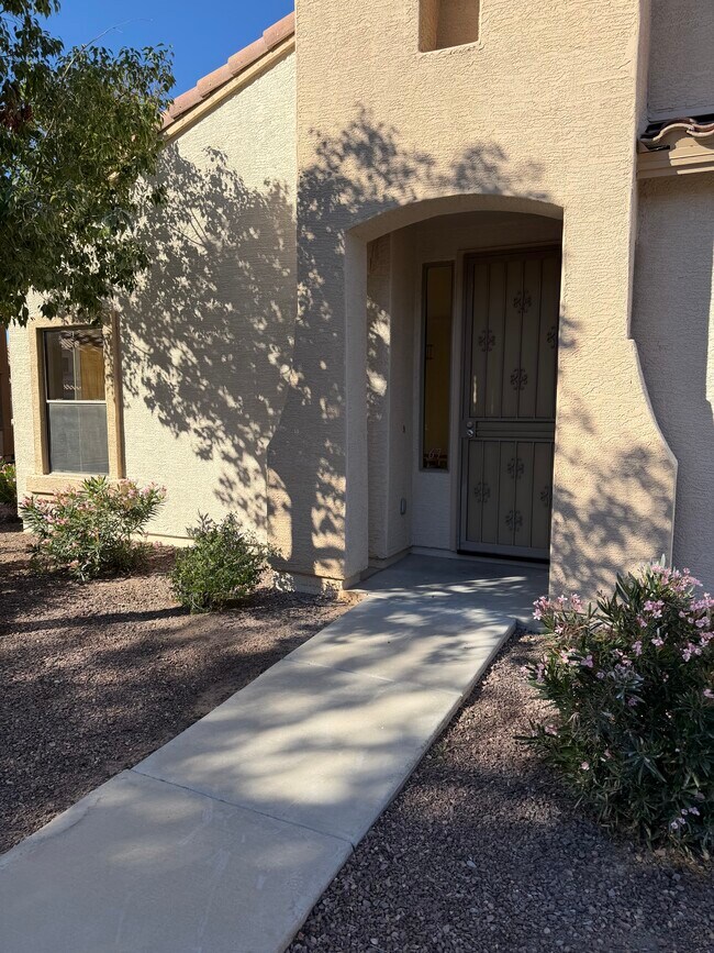 Entrada de la puerta principal - 2600 E Springfield Pl