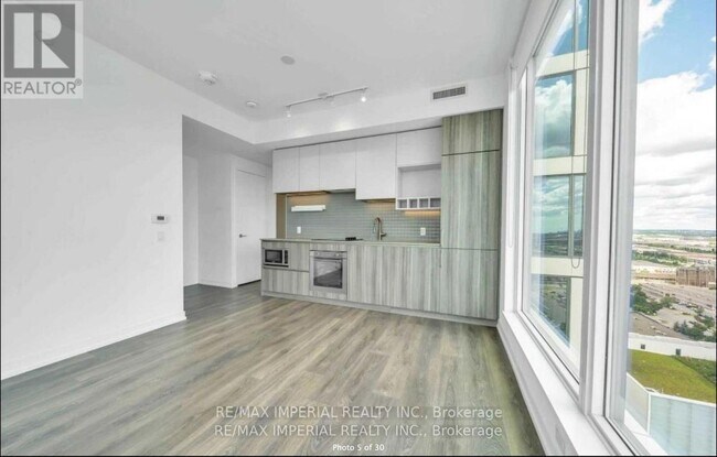 Photo du bâtiment - 5 Buttermill Ave.