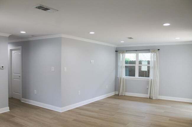 Building Photo - 2133 Generes Dr