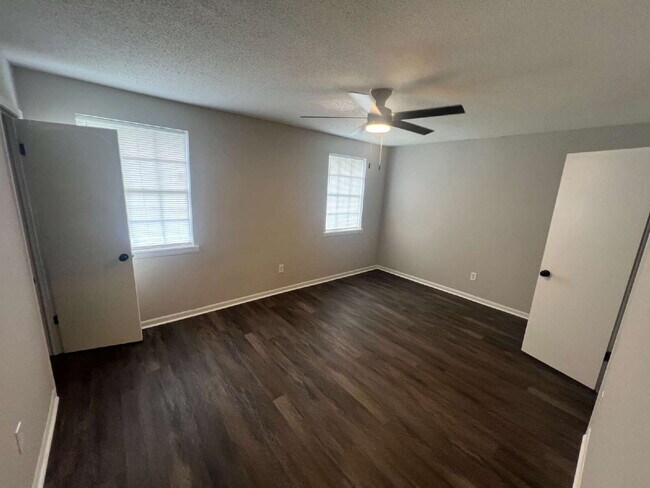 Building Photo - Newly renovated duplex in the heart of the University district.