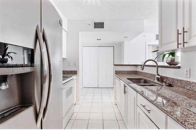 Building Photo - 1155 Brickell Bay Dr