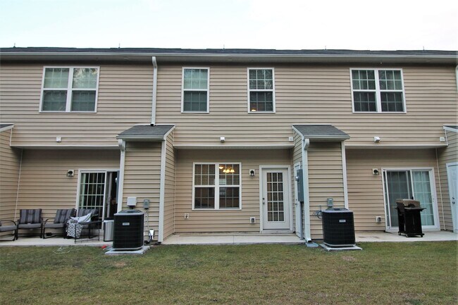 Foto del edificio - Townes at Holly Ridge Townhome- 2 Bed, 2.5...
