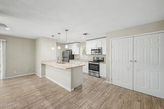Building Photo - 950 E Lilac Dr