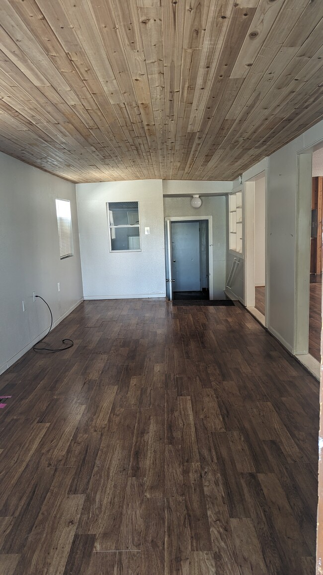 Building Photo - 3120 Riverside Dr