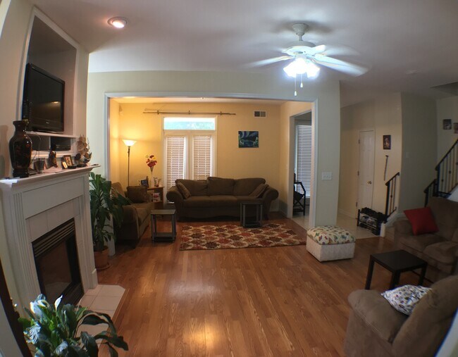 Building Photo - RARE HUGE fenced yard. Pets are allowed.