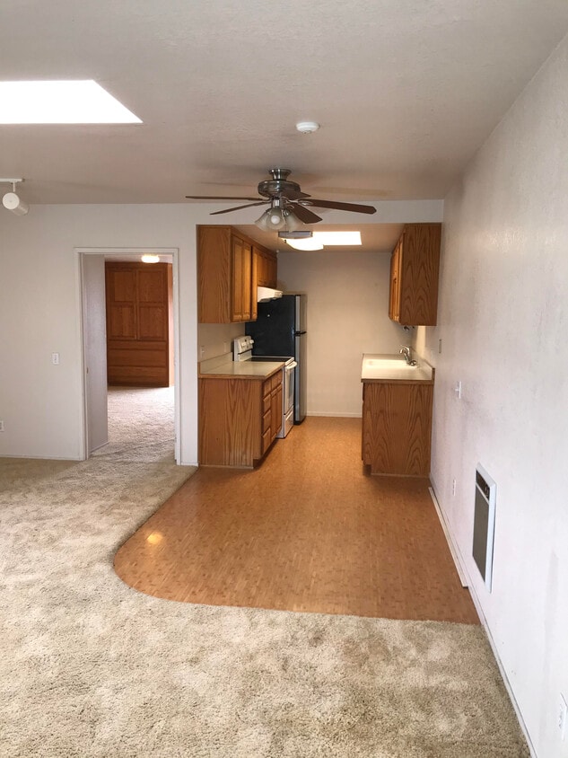 kitchen - 755 Buckley Rd