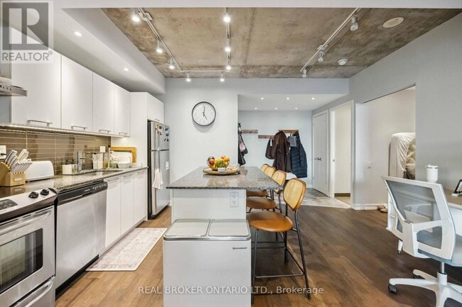 Photo du bâtiment - 95-295 Bathurst St
