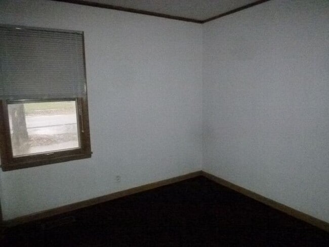 Building Photo - 3 Bedroom Home with Washer/Dryer Hook up