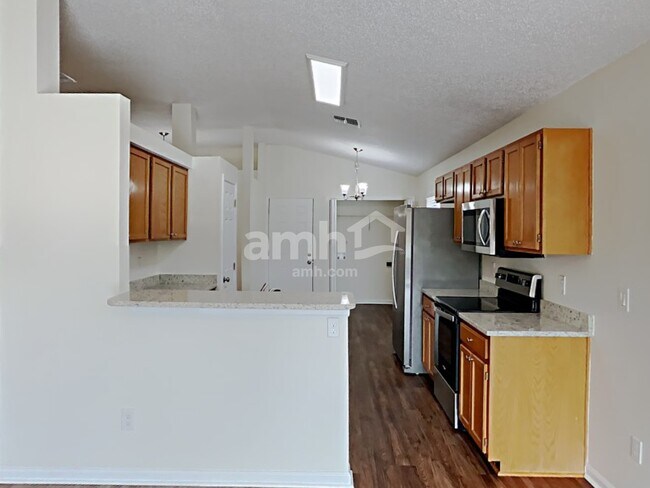 Foto del edificio - 7590 Fawn Lake Dr N