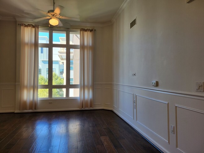 Building Photo - High End Condo on Top floor: High Ceilings...