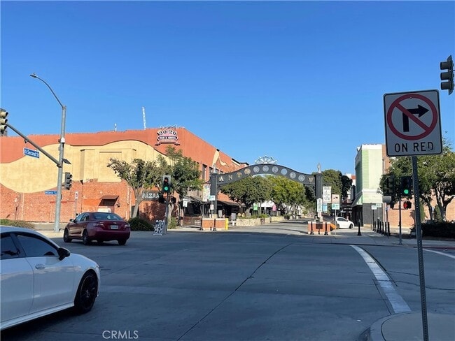 Foto del edificio - 101 W Mission Blvd