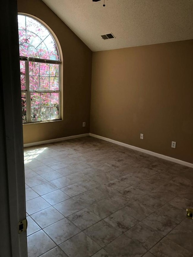 Building Photo - 185 Evergreen Dr