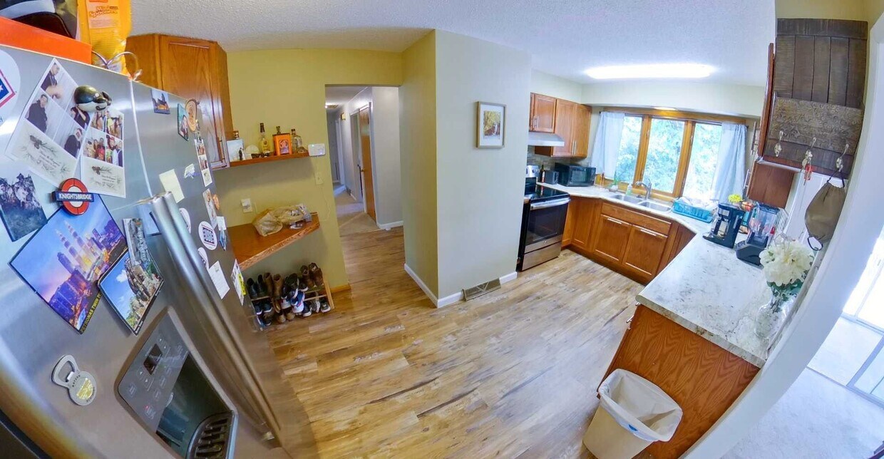 Primary Photo - 3D Tour Available - Garage Parking + Sun R...
