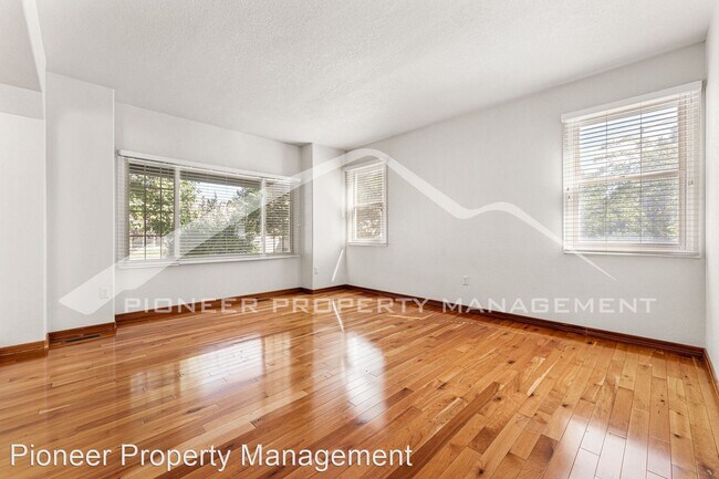 Foto del edificio - 6 br, 4 bath House - 12809 Claude Pl