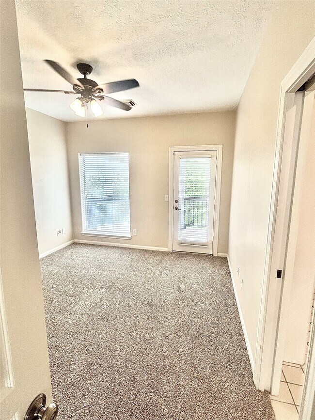 Building Photo - 807 Kipp Ave