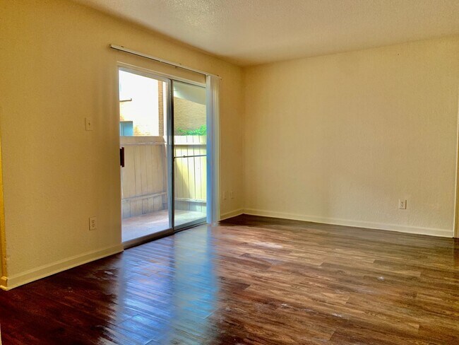 Foto del edificio - 8100 Creekbend Dr