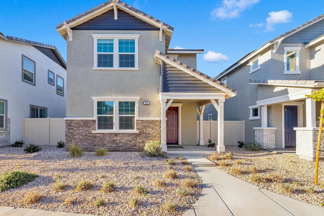Foto principal - Eco-Friendly 3BR Home in Palmdale
