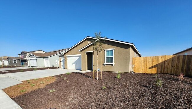 Building Photo - 4 bedroom/ 3 bathroom split-wing home.