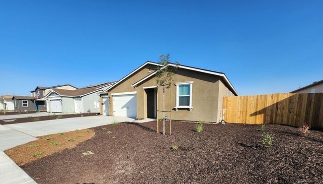 Building Photo - 4 bedroom/ 3 bathroom split-wing home. *Mo...