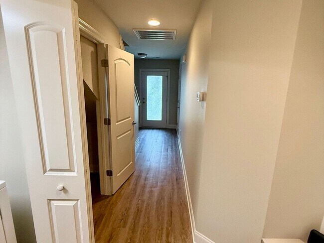 Building Photo - Modern 3 Bed/3 Bath End Unit Townhome - Close to Everything - GREAT PRICE!