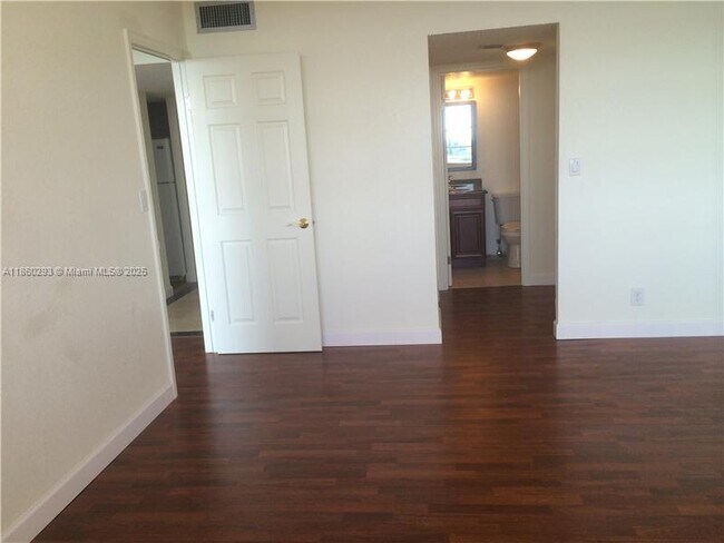 Foto del edificio - 2025 NE 164th St