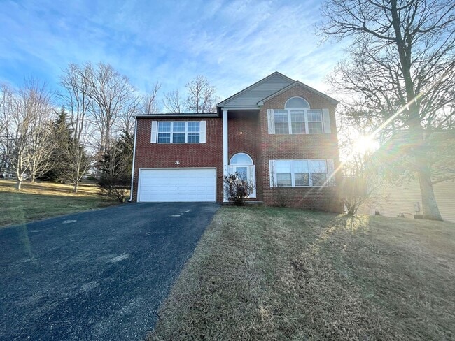 Foto del edificio - Spacious 4 Bedroom 2.5 Bath Home