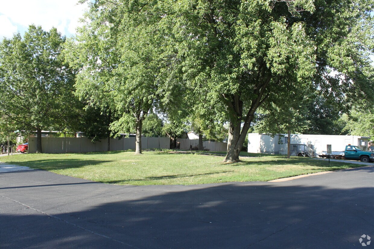 Building Photo - 1-19 Treeview Ln