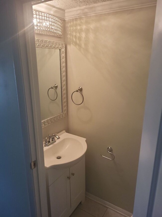 Foto del edificio - Lovely Updated 3-Bedroom Home. Special Move-In Offer: Move in by the end of March and receive HAL...