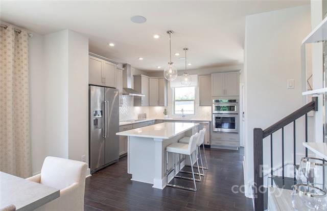 Foto del edificio - 16011 Roscoe Ln