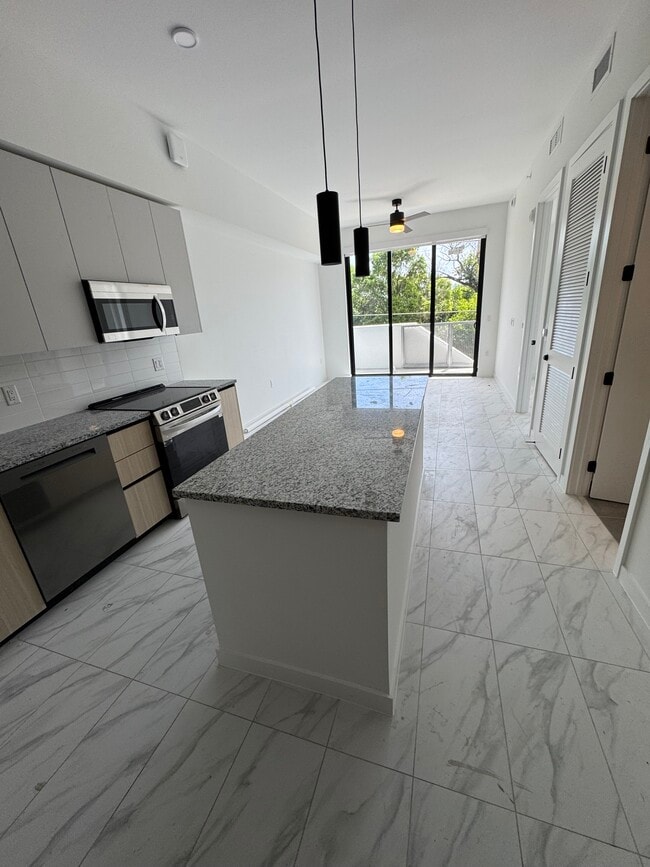 Foto del edificio - 2372 NE 172nd St