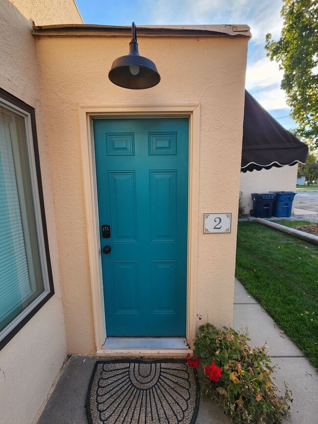 Building Photo - Furnished 1 BDRM/ 1 BA Lakeview Duplex in Polson, MT.