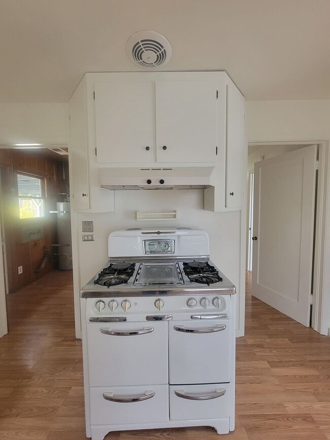 Building Photo - Charming and full of character, this vinta...