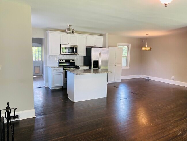 Building Photo - 1300 Dresden Dr W